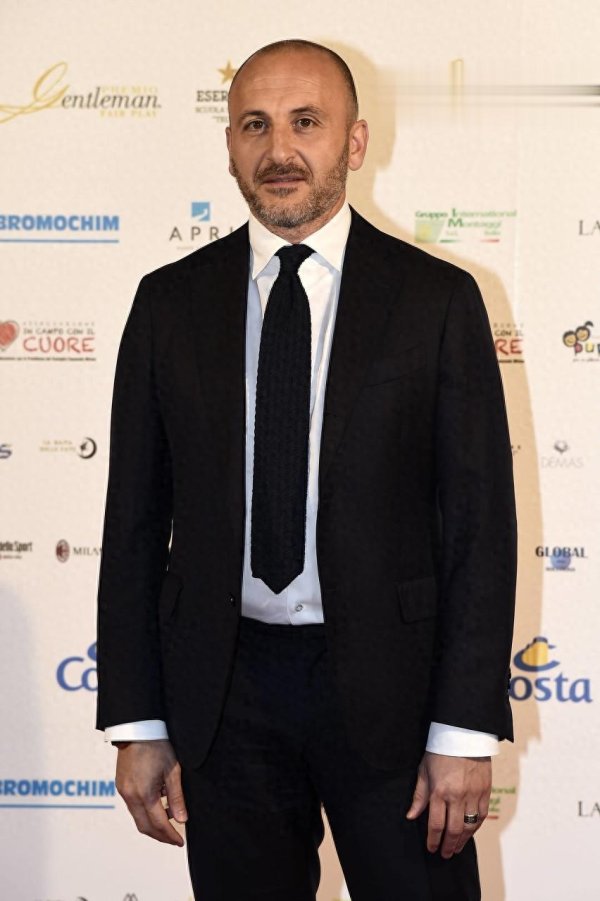 真牛所 记者: 利雅得新月为国米总监奥西里奥开500万欧年薪的报价